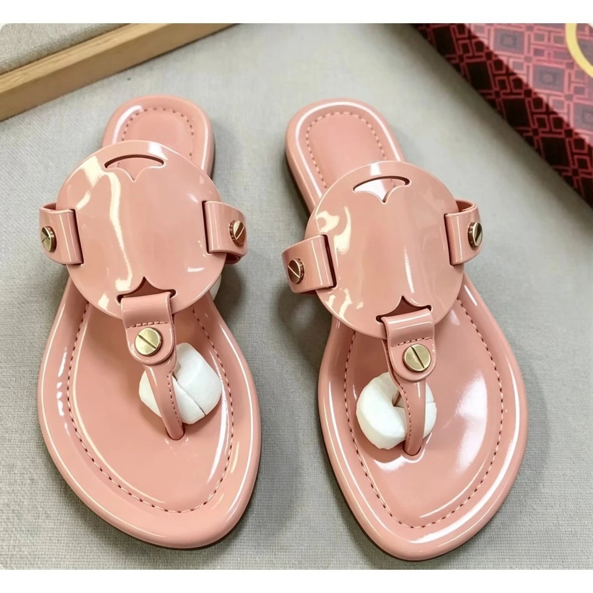 New Women's 2026 Summer Non-Slip Sandals Hollow-Out Design Flat Outdoor Beach Slip-On Sandals Flat Flip-Flop Style Women's Casual Hollow Flat Slides Designer Shoes Plus Size