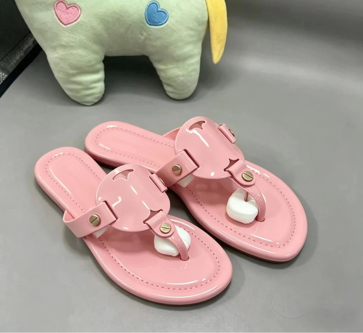 New Women's 2026 Summer Non-Slip Sandals Hollow-Out Design Flat Outdoor Beach Slip-On Sandals Flat Flip-Flop Style Women's Casual Hollow Flat Slides Designer Shoes Plus Size