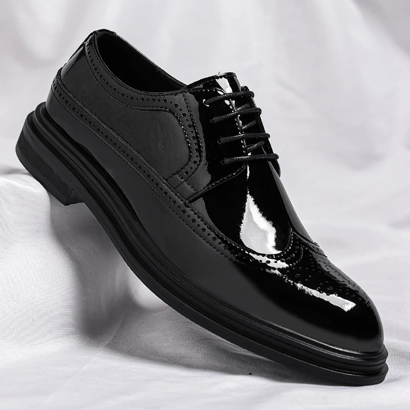 Glossy Patent Leather Brogue Perforated Carved Formal Dress Shoes Lace Up Fashion Young Men Groom Wedding Party Leather Shoes