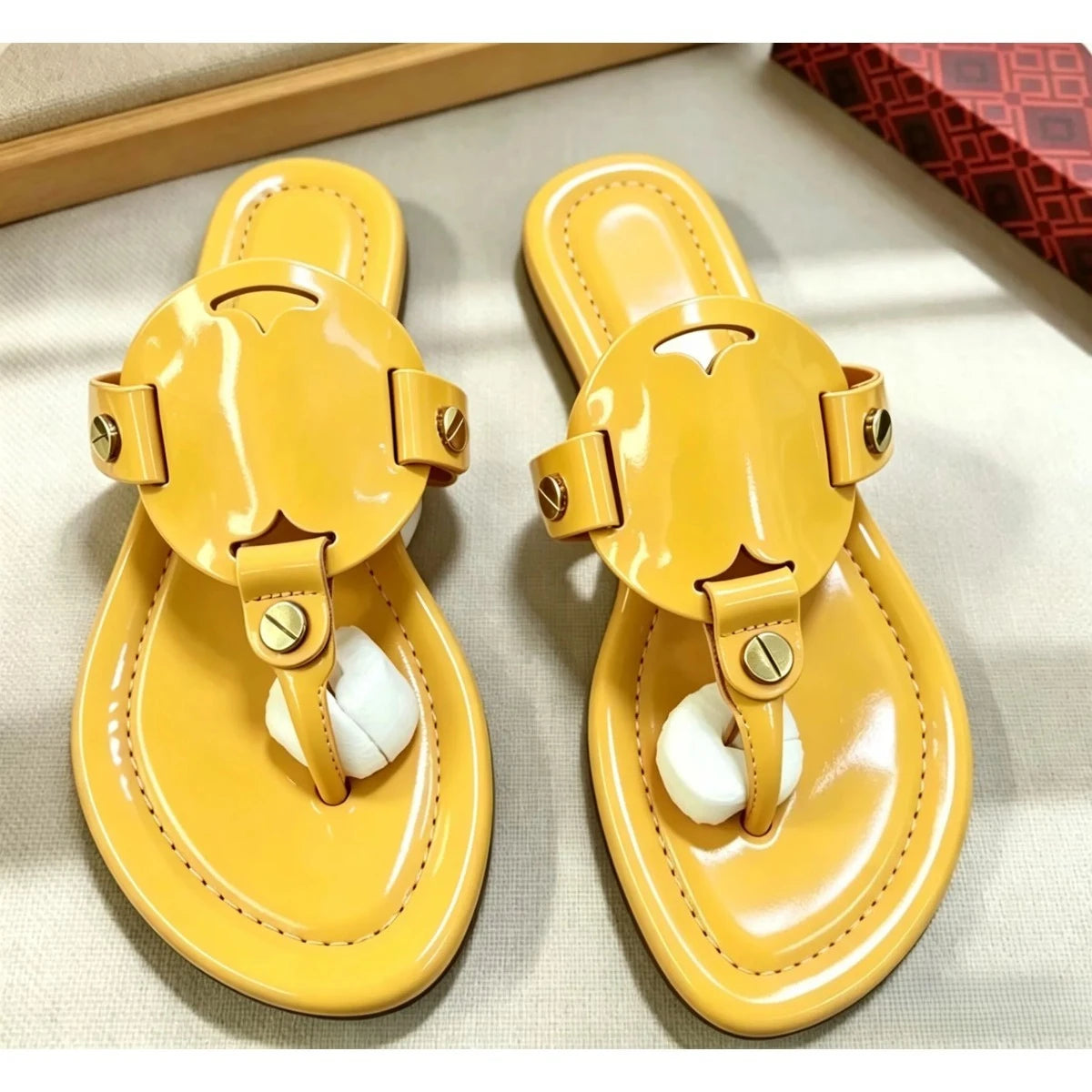 New Women's 2026 Summer Non-Slip Sandals Hollow-Out Design Flat Outdoor Beach Slip-On Sandals Flat Flip-Flop Style Women's Casual Hollow Flat Slides Designer Shoes Plus Size