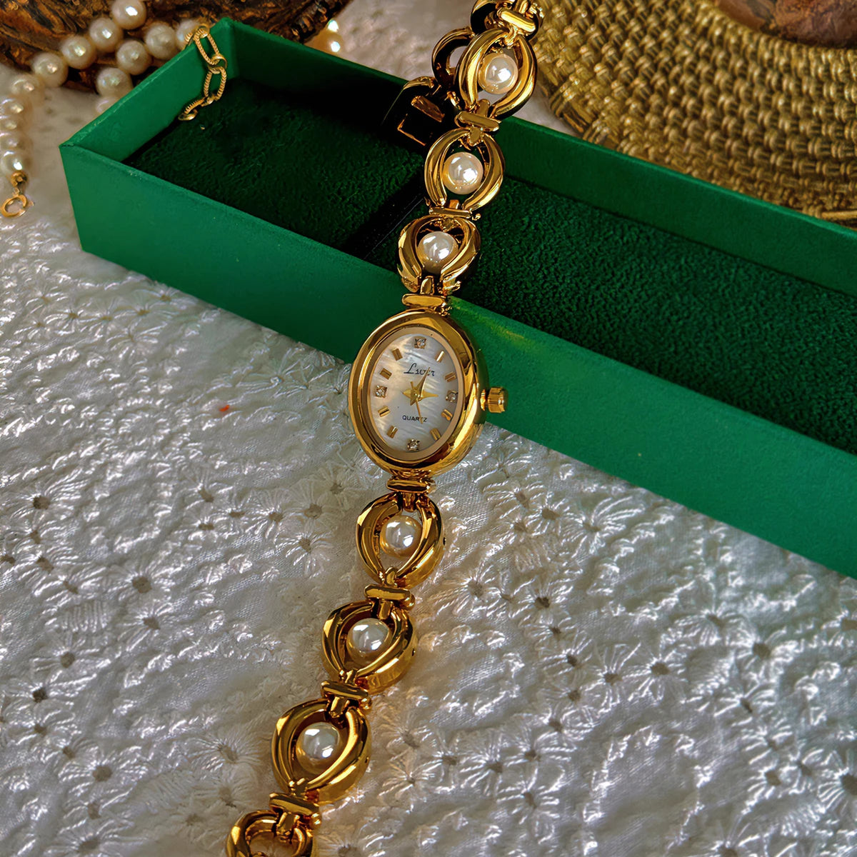 1 Piece of New High-End Luxury Women's Watch with Pearl and Rhinestone Inlays, Featuring a Vintage and Elegant Design, an Oval Pearl Mother-Of-Pearl Dial, 30m Waterproof, Suitable for Daily Wear, Parties, Vacations, and Other
