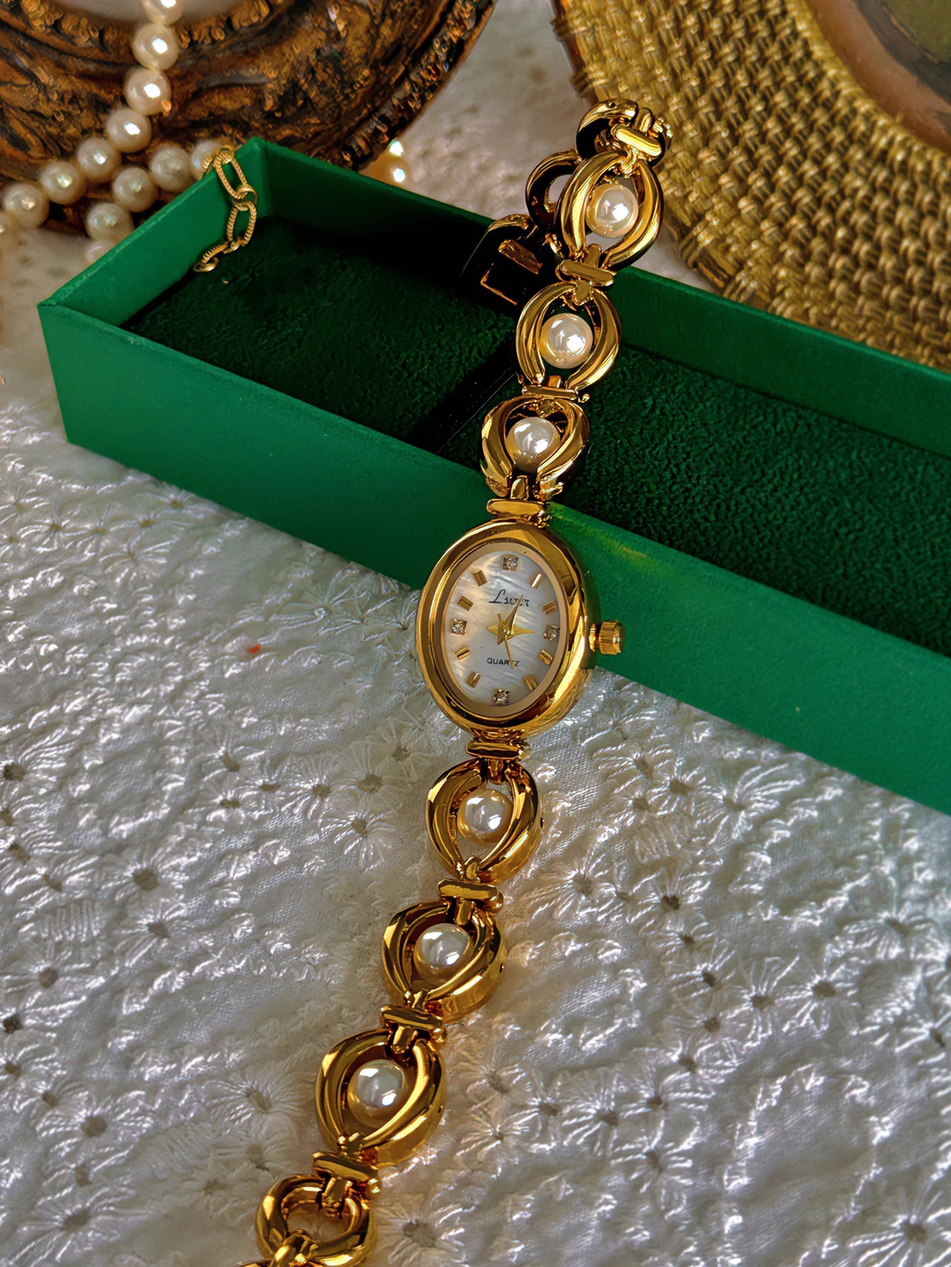 1 Piece of New High-End Luxury Women's Watch with Pearl and Rhinestone Inlays, Featuring a Vintage and Elegant Design, an Oval Pearl Mother-Of-Pearl Dial, 30m Waterproof, Suitable for Daily Wear, Parties, Vacations, and Other