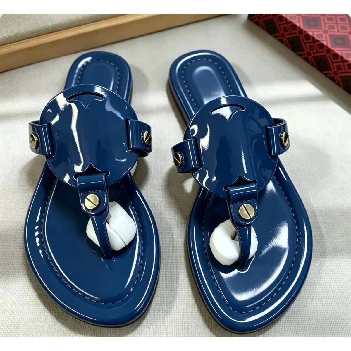 New Women's 2026 Summer Non-Slip Sandals Hollow-Out Design Flat Outdoor Beach Slip-On Sandals Flat Flip-Flop Style Women's Casual Hollow Flat Slides Designer Shoes Plus Size