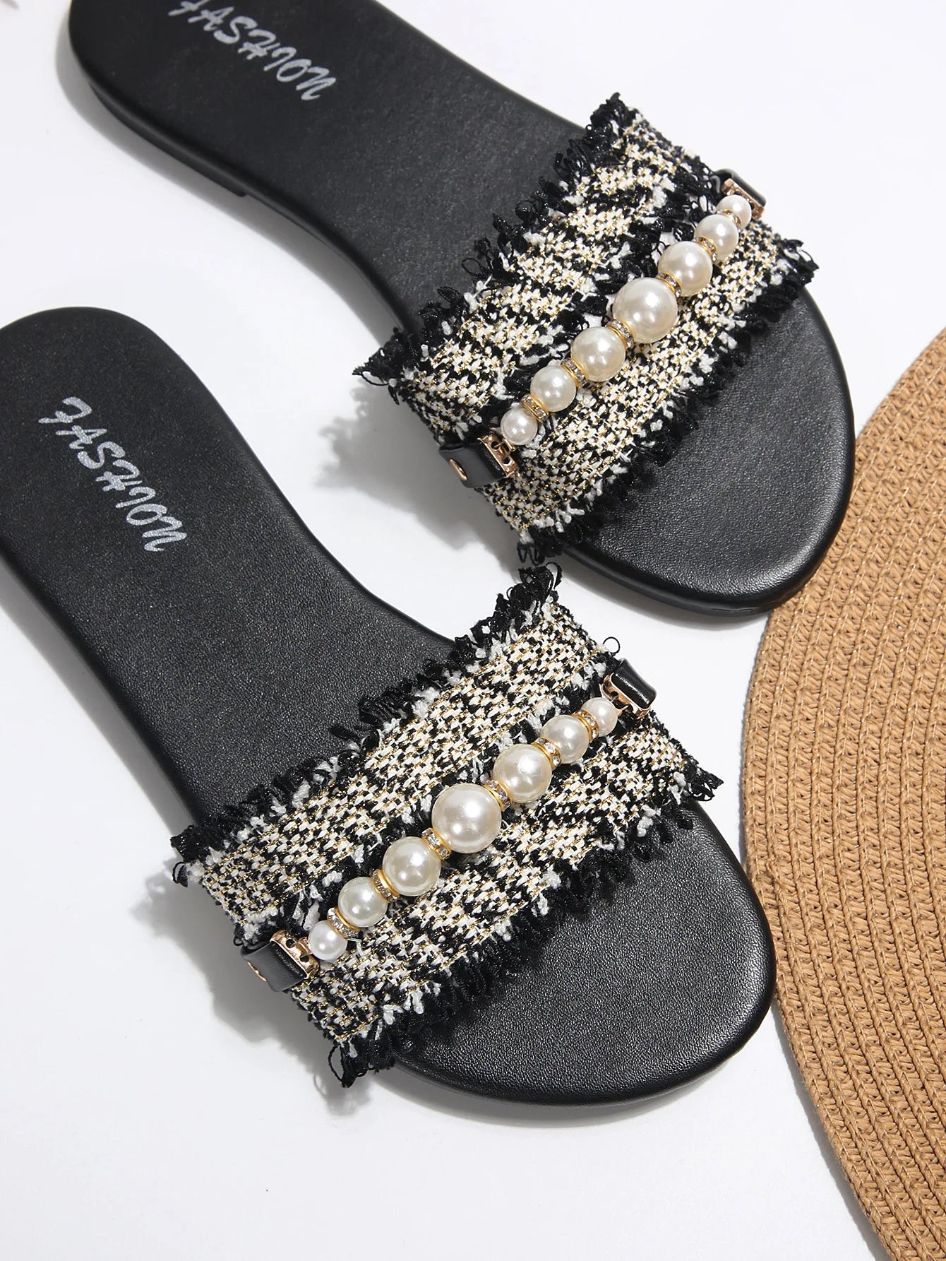 Women's Shoes New Fashion Slippers with Pearl Buckle, Versatile Solid Color Metal Decoration, Round Toe, Pearl Chain, Flat Sandals