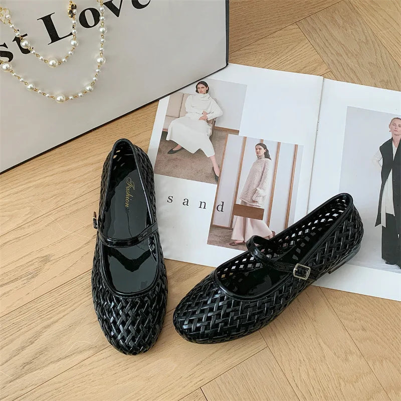 Transparent crystal women's shoes 2026 summer new jelly hollow soft sole fashionable versatile outer wear cool slippers women