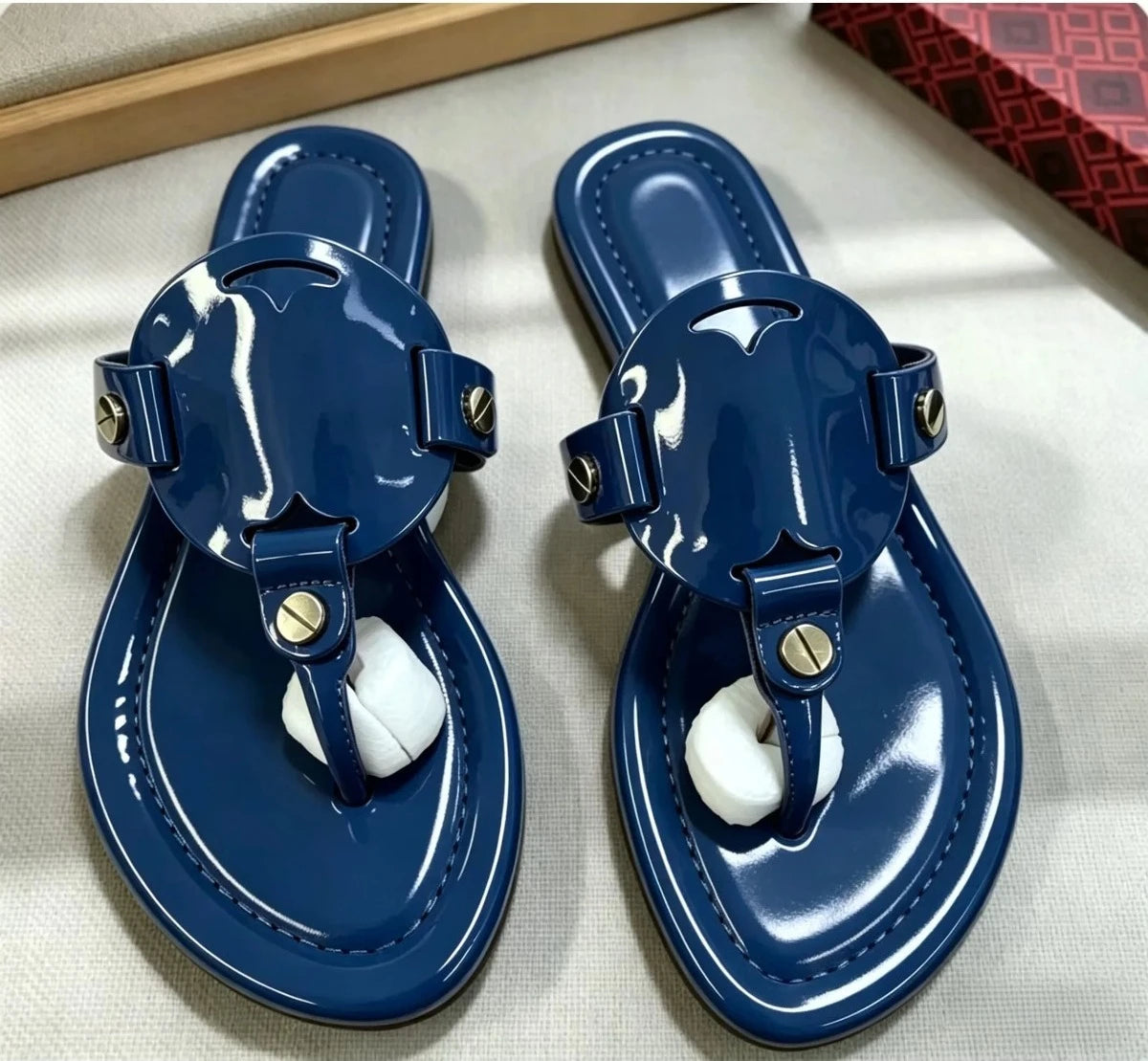 New Women's 2026 Summer Non-Slip Sandals Hollow-Out Design Flat Outdoor Beach Slip-On Sandals Flat Flip-Flop Style Women's Casual Hollow Flat Slides Designer Shoes Plus Size