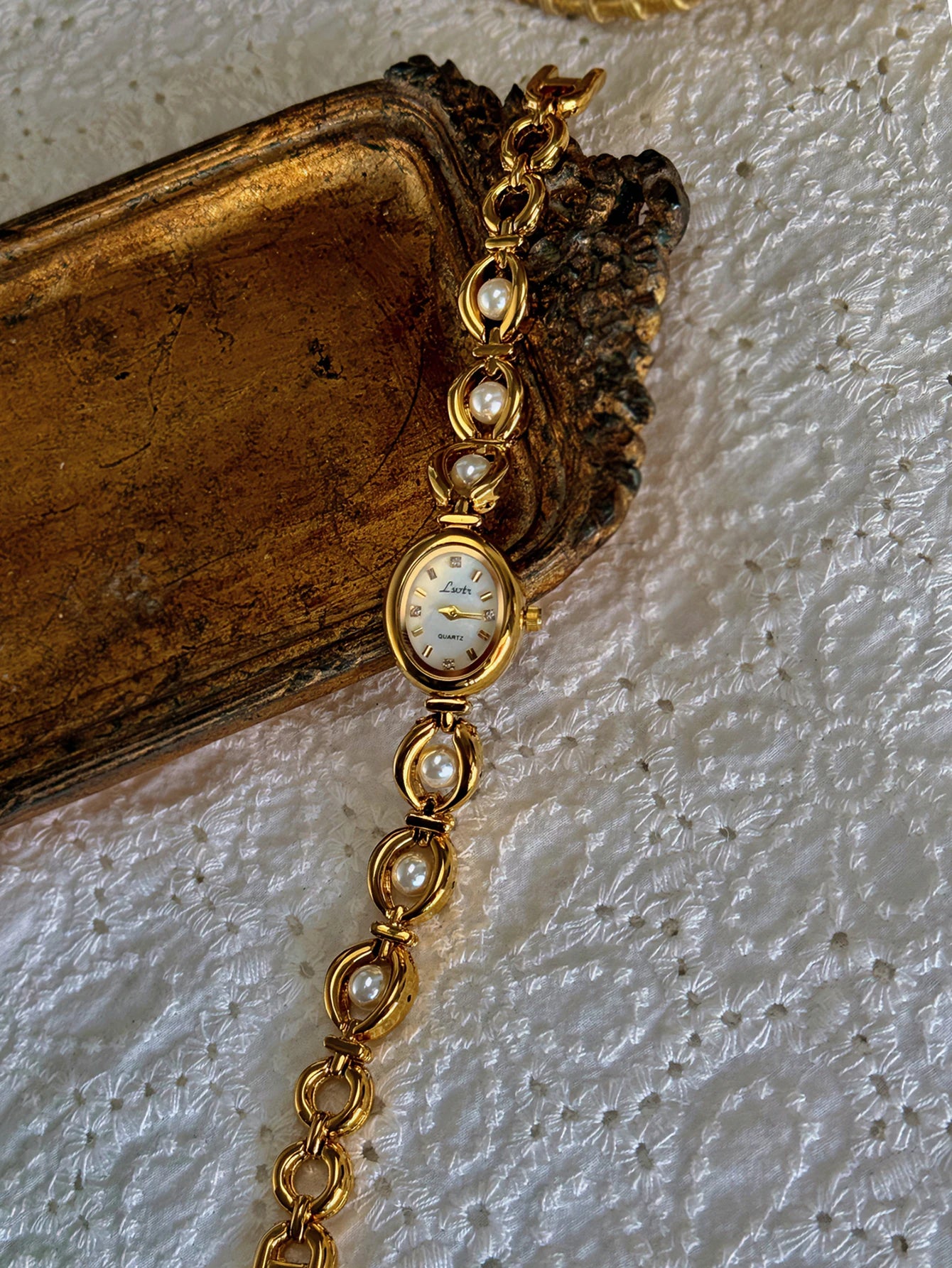 1 Piece of New High-End Luxury Women's Watch with Pearl and Rhinestone Inlays, Featuring a Vintage and Elegant Design, an Oval Pearl Mother-Of-Pearl Dial, 30m Waterproof, Suitable for Daily Wear, Parties, Vacations, and Other