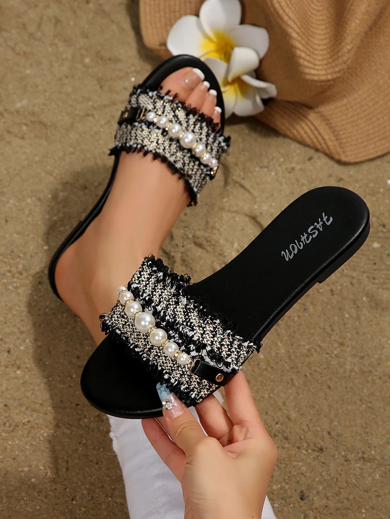 Women's Shoes New Fashion Slippers with Pearl Buckle, Versatile Solid Color Metal Decoration, Round Toe, Pearl Chain, Flat Sandals