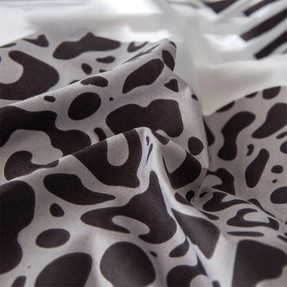 Gray and White Heart-Shaped Leopard Print Three-Piece Quilt Cover Set, Skin-Friendly and Breathable Bedding, Suitable for All Seasons